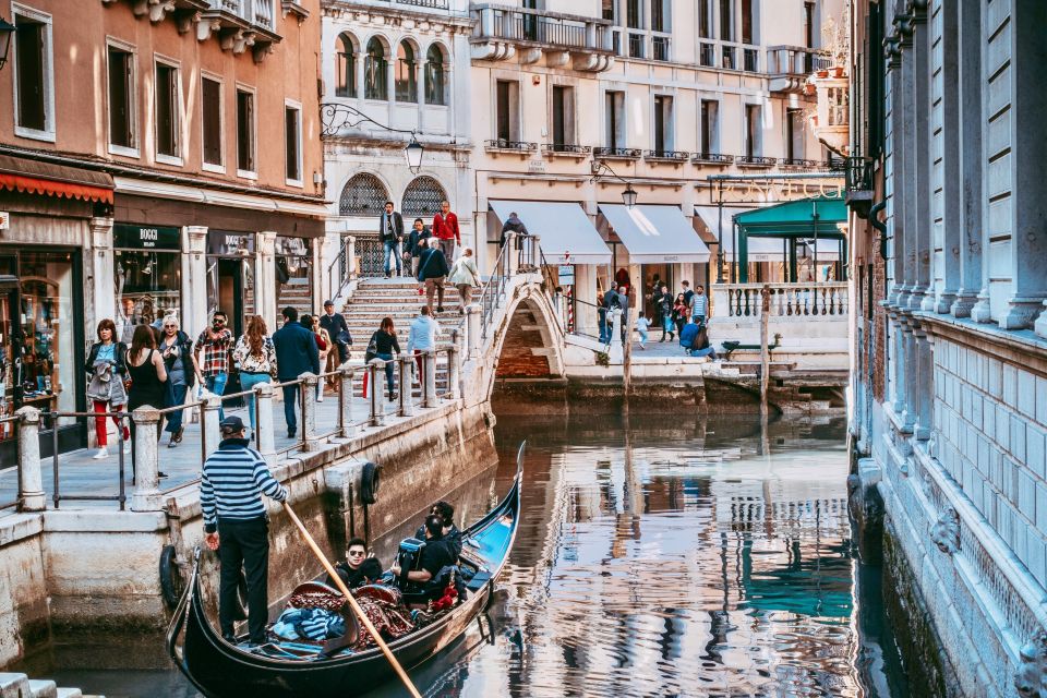 Venice: 30-Minute Gondola Ride on Grand Canal with Serenade - Best time to go: aim for sunset if you can