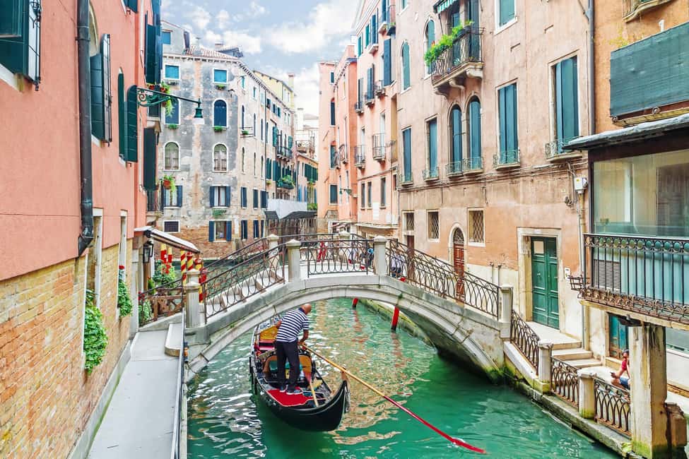 Venice: 30 minutes Enchanting Gondola Ride - Rio dell’Ovo and the Rialto Bridge moment