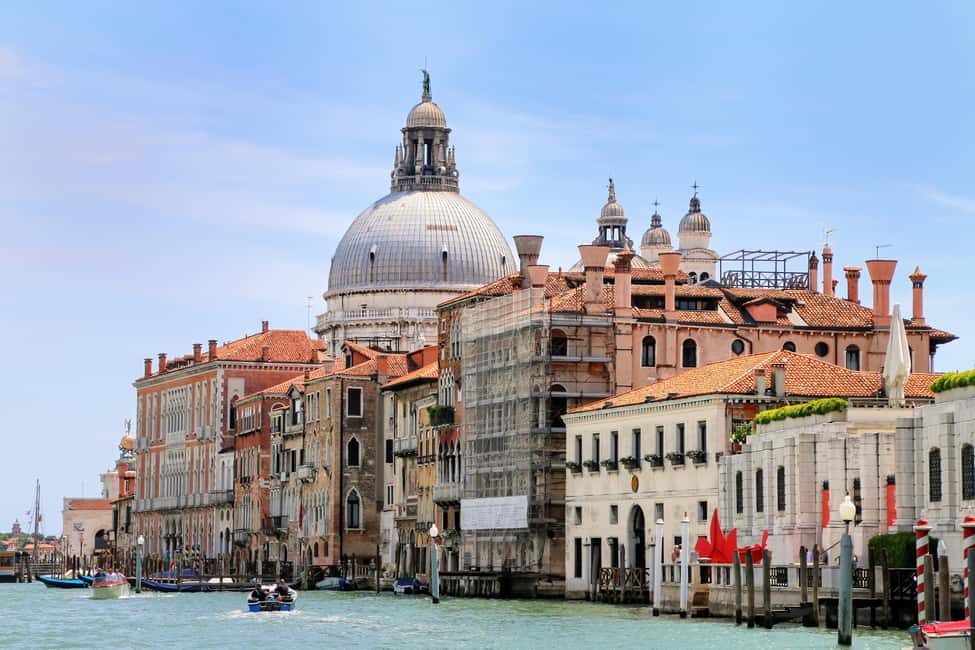 Venice: 30 minutes Enchanting Gondola Ride - Rio San Luca, Ponte del Teatro, and Palazzo Manin