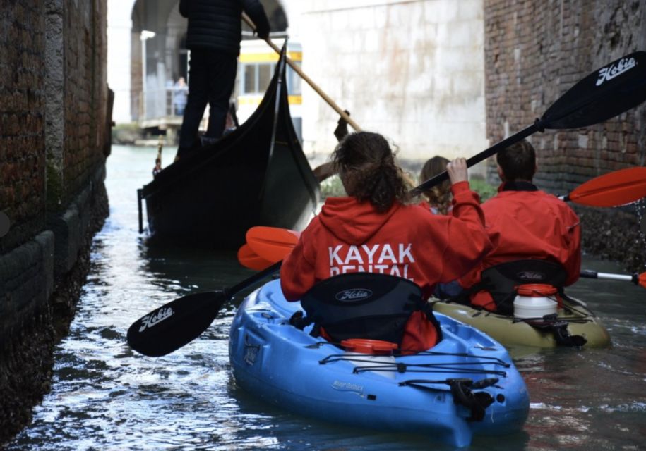 Venice: 60' Quick Kayak Tour of Venice with guide - Gear and safety: an easy start with life vests and an ergonomic paddle