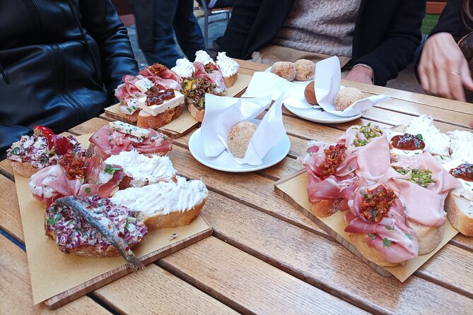 Venice Bacaro Food Tour: Eat and Drink like a Venetian - Salizada del Pistor: fresh, seasonal cicchetti with bar energy