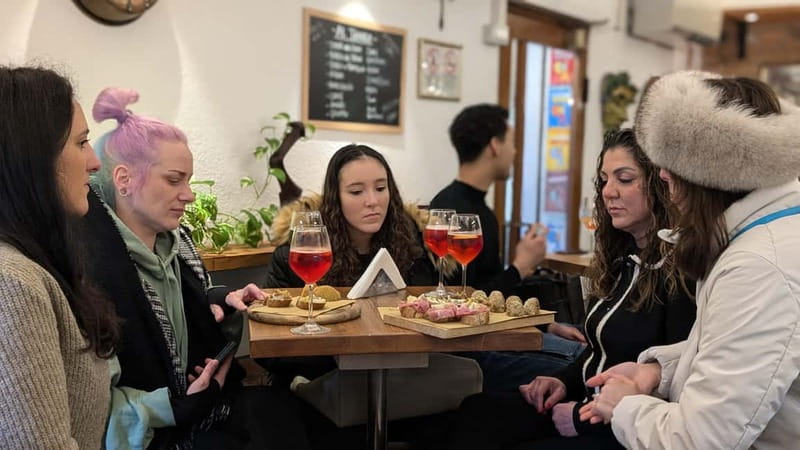 Venice: Cicchetti, Spritz, and Wine Tour in Ghetto Ebraico - The walking pace: short hops that keep the night fun
