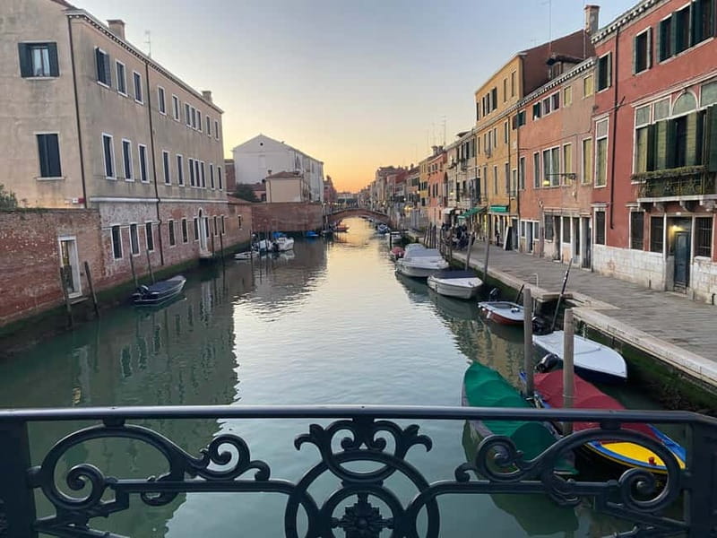 Venice: Cicchetti, Spritz, and Wine Tour in Ghetto Ebraico - Drinks pairing: spritz and wine as part of the story
