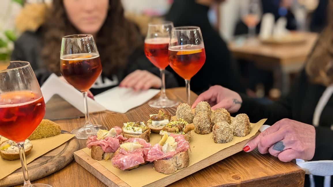 Venice: Cicchetti, Spritz, and Wine Tour in Ghetto Ebraico - Where the tour starts: finding Gam Gam and setting the mood