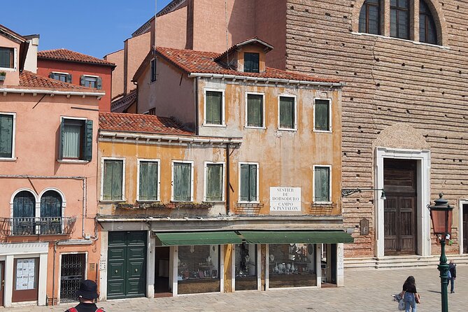 Venice City Highlights Guided Tour for Kids & Families - Rialto Bridge and the marketplace finish: the canals-and-color finale