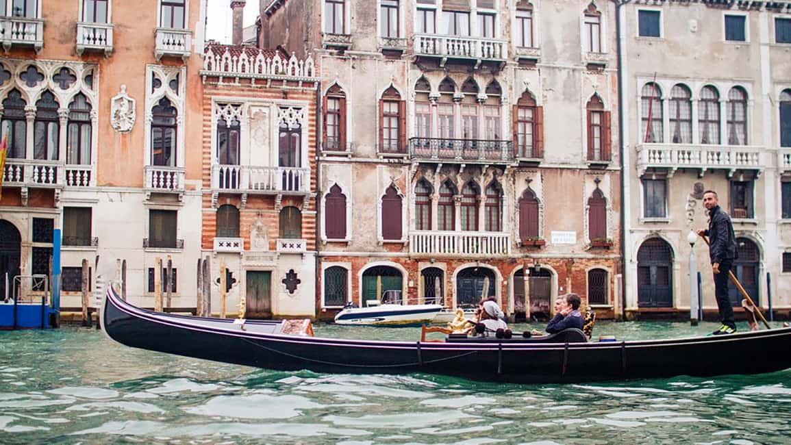 Venice: City Highlights Tour with St Mark's and Gondola Ride - The gondola ride after the walk: quiet canals and the 30-minute reset
