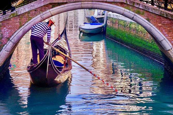 Venice: Classic 30-Minute Gondola Ride Through the Canals - Timing: morning calm versus sunset color