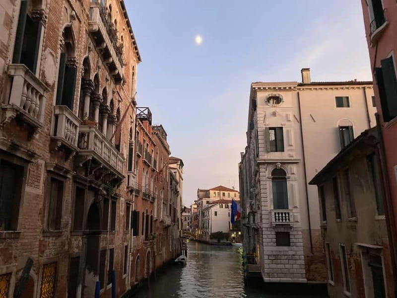 Venice: Crimes, Legends, and Mysteries Sunset Tour - Stop-by-stop: how the story unfolds through San Polo