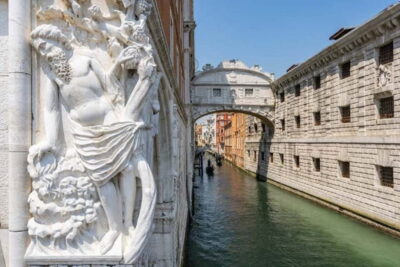 Venice: Doge Palace Guided Tour & Secret Itineraries Option - Secret Itineraries: what changes when you choose the darker rooms