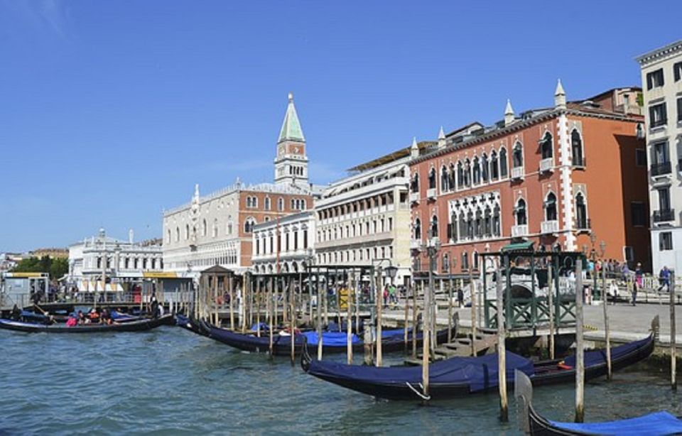 Venice: Doge's Palace and Basilica Skip-the-Line Guided Tour - Rialto Bridge stroll: a calm breather before the gondola