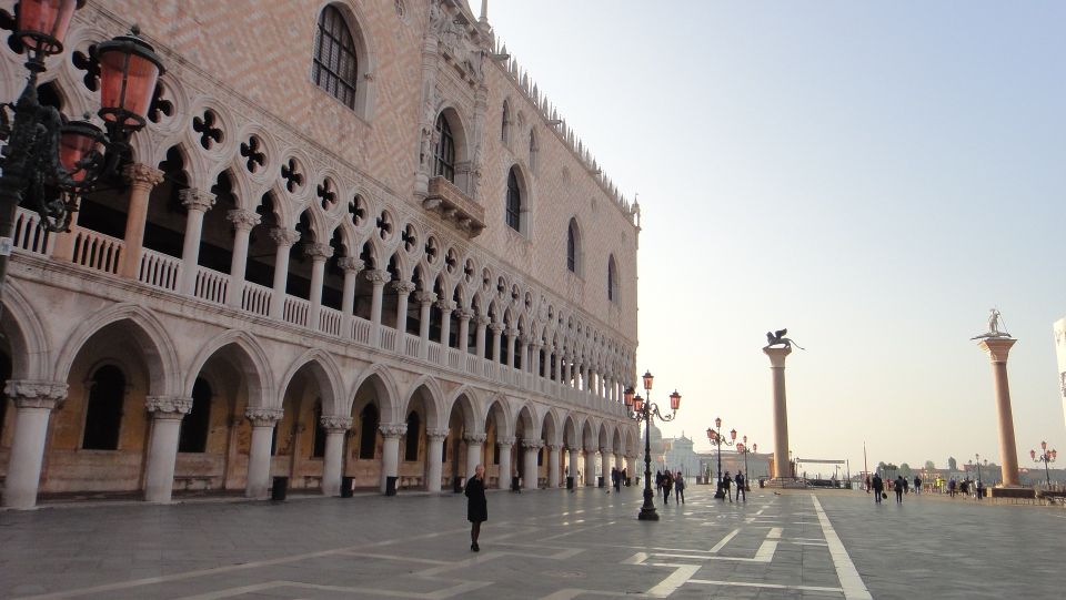 Venice: Doge's Palace, Bridge of Sighs & Prisons Guided Tour - St. Mark’s Square VR and the optional History Gallery 3D experience