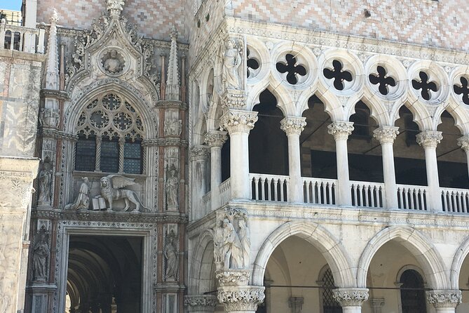 Venice Doge's Palace Guided Tour & SECRET ITINERARIES Option - Bridge of Sighs: iconic crossing, short timing, smart photos