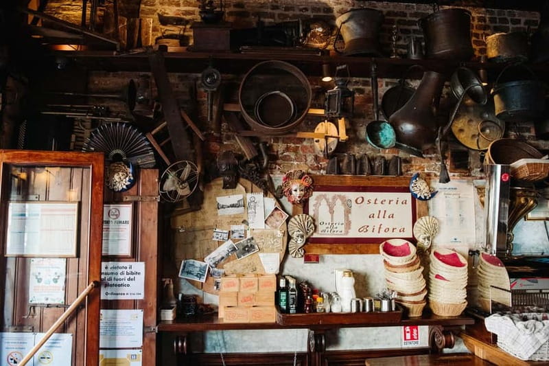 Venice: Eat & Drink Like a Local – Evening Cicchetti Tour - Guides, pacing, and the real feel of the group
