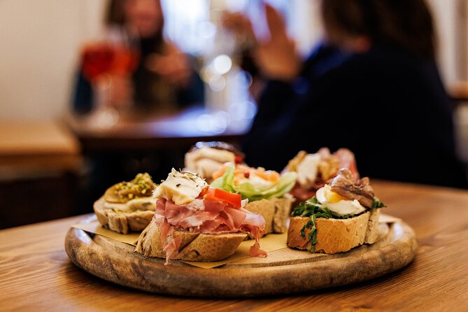 Venice Evening Food Tour: Bites, Drinks & Sit-Down Dinner - Why Venice’s Cicchetti-and-Bacari Rhythm Works So Well at Night