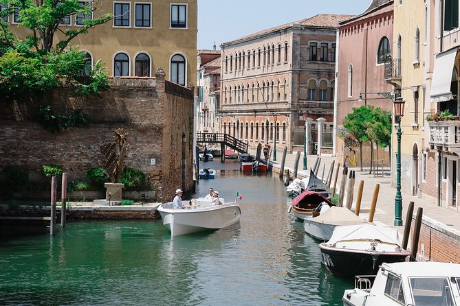 Venice: Explore Venice on Electric Boat - Boarding experience: small group comfort, plus snacks and water