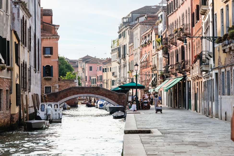 Venice Food Tasting Tour: Bites, Wine, Dinner & Local Guide - Stop-by-stop: from Despar Teatro Italia to bacari bites