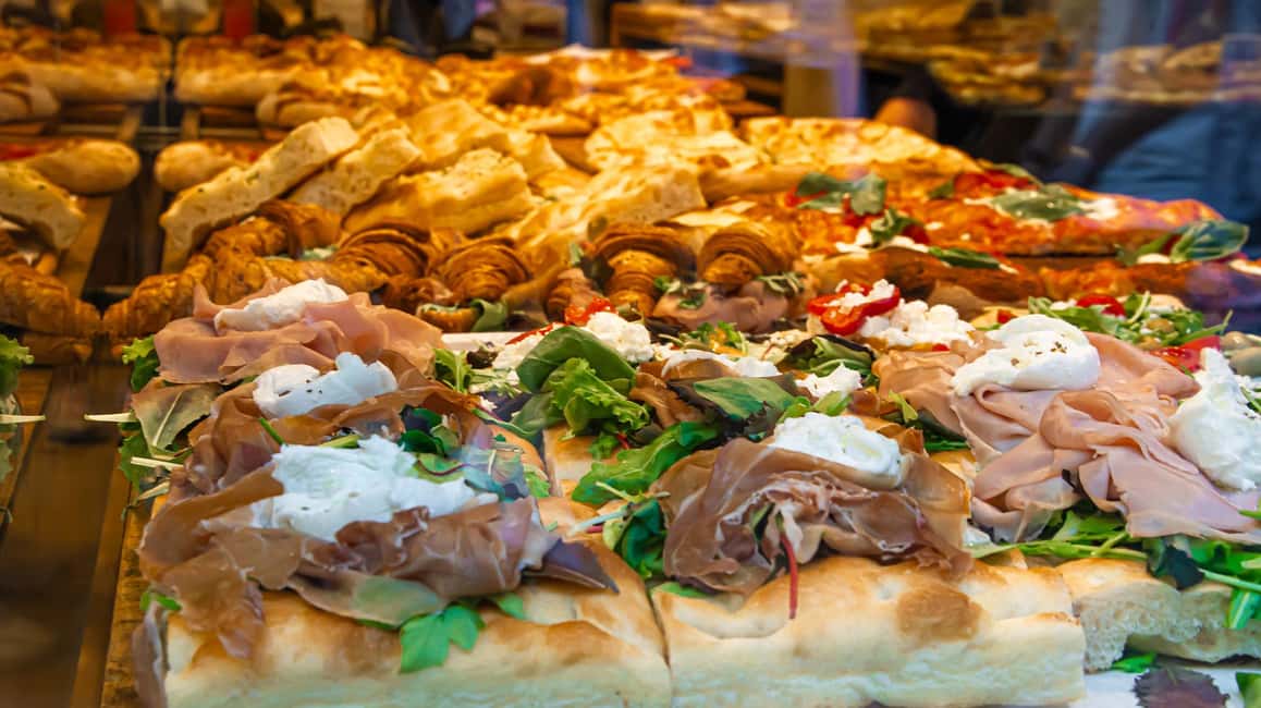 Venice: Food Tasting Tour with Cicchetti and Wine - Finding the group at Campo San Giacomo di Rialto
