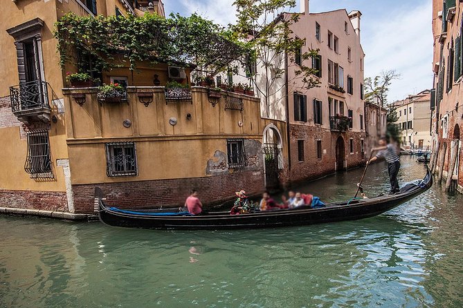 Venice Gondola Experience - Comfort Checks: Rain, Luggage Rules, and Practical Limits