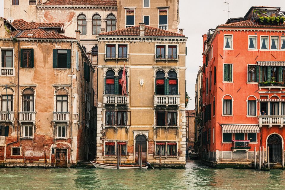 Venice: Gondola Ride and a Gala Dinner in a Venetian Palace - Key moments that make this evening work
