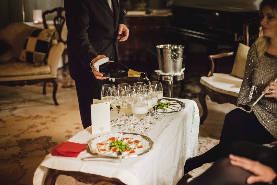 Venice: Gondola Ride and a Gala Dinner in a Venetian Palace - Where the night starts: hotel pick-up near San Marco or Rialto