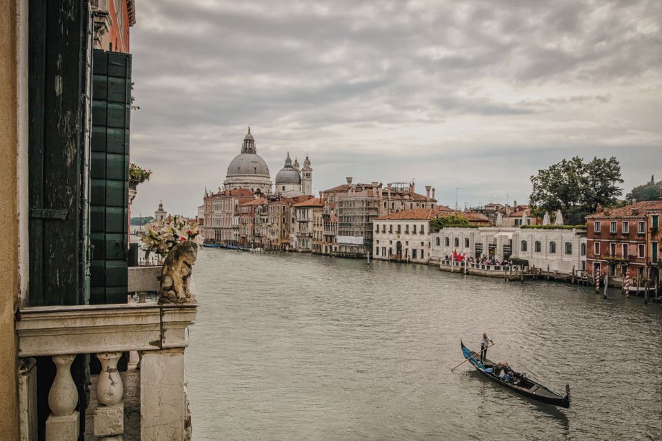 Venice: Gondola Ride and a Gala Dinner in a Venetian Palace - Aperitivo with wine: the calm before the palace dinner