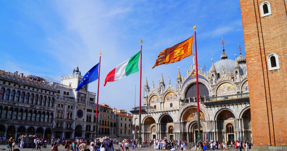 Venice: Gondola Ride & Guided Tour of St. Mark's Basilica - Using the city exploration app: turn your gondola into a map of Venice
