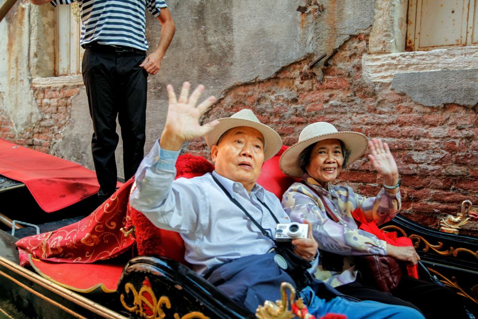 Venice: Gondola Ride with Live Guide or Audio Guide - On the Gondola: What the 30 Minutes Feels Like
