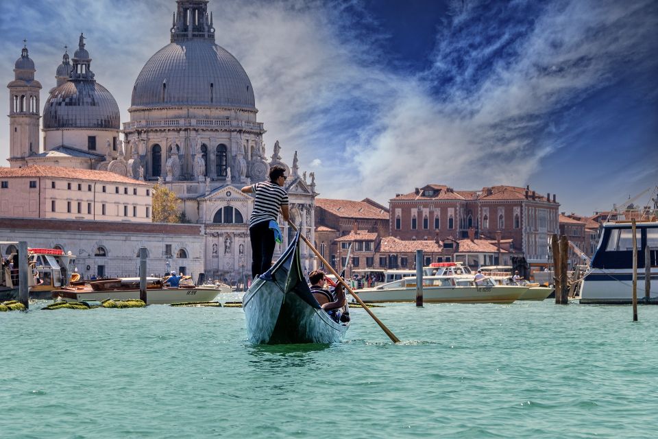 Venice: Grand Canal by Gondola with Live Commentary - The best setup: walk first, glide second