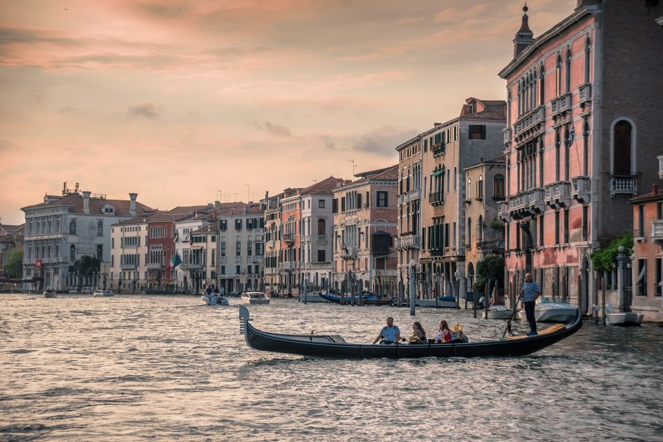 Venice: Grand Canal by Gondola with Live Commentary - Gondola Gallery: where the craft and tech story fits