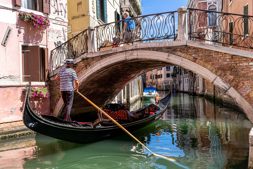 Venice: Grand Canal by Gondola with Live Commentary - Small-group reality: who’s talking and how you’ll hear it