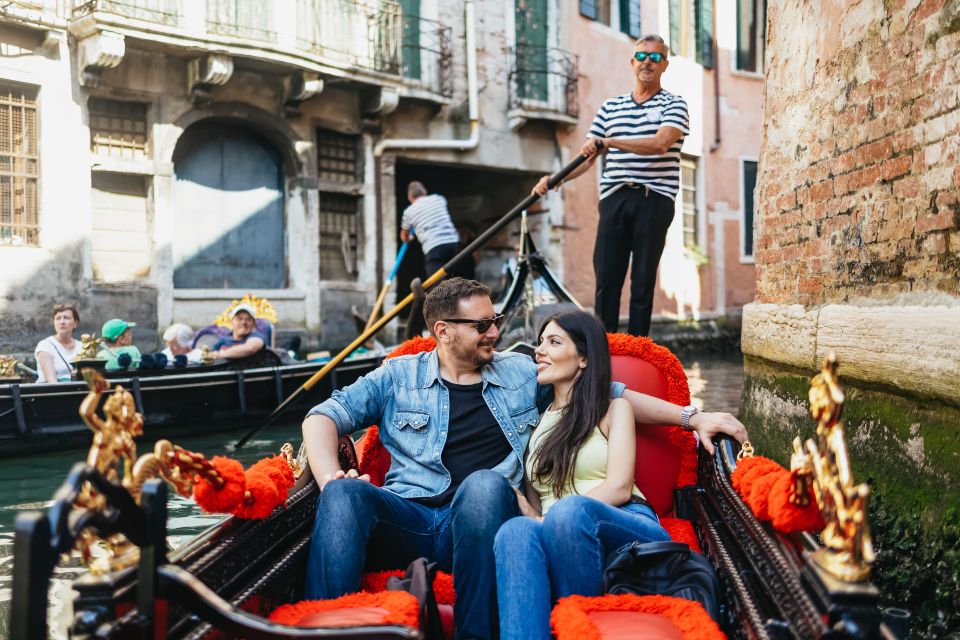 Venice: Grand Canal Gondola Ride with App Commentary - Price and value: $39 for ride, craft, and VR add-ons