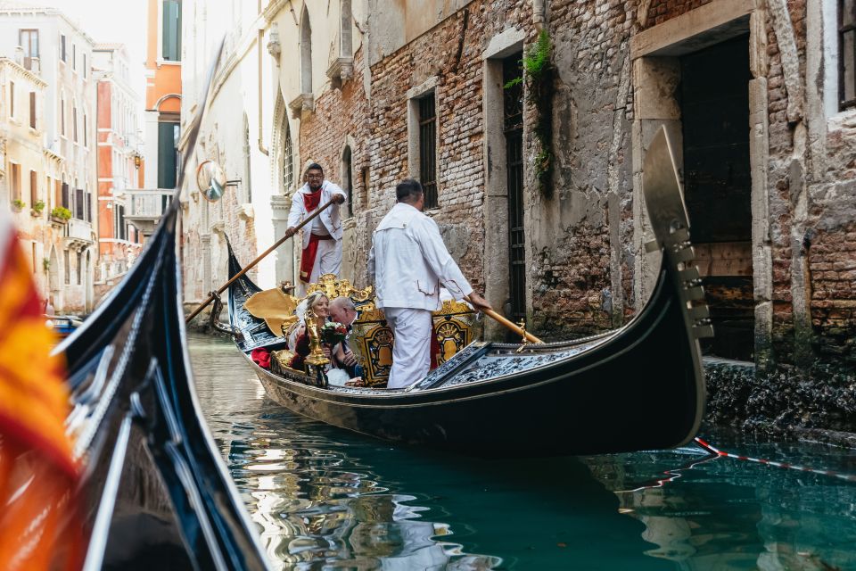 Venice: Grand Canal Gondola Ride with App Commentary - Shared gondola logistics: what you should plan for