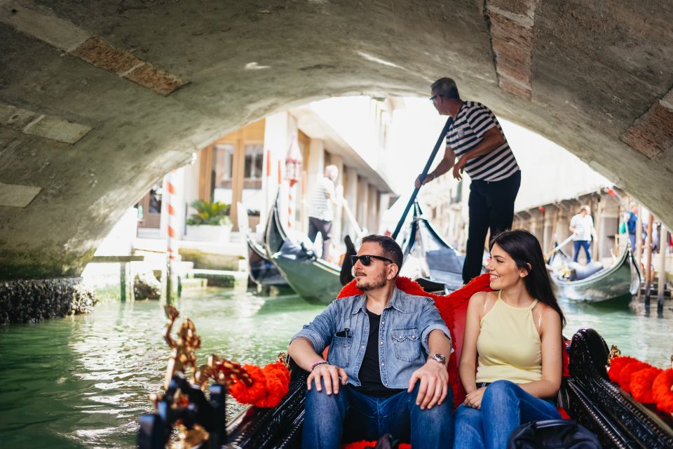 Venice: Grand Canal Gondola Ride with App Commentary - Who gets the most out of this gondola-and-app format