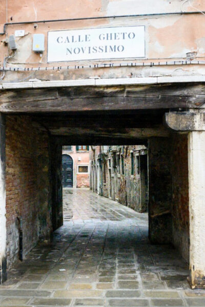 Venice: Guided Tour of Synagogues and Ghetto Area - How the Guide Shapes the Ghetto Walk