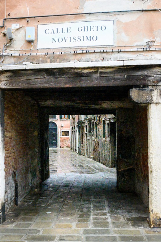 Venice: Guided Tour of Synagogues and Ghetto Area - How the Guide Shapes the Ghetto Walk