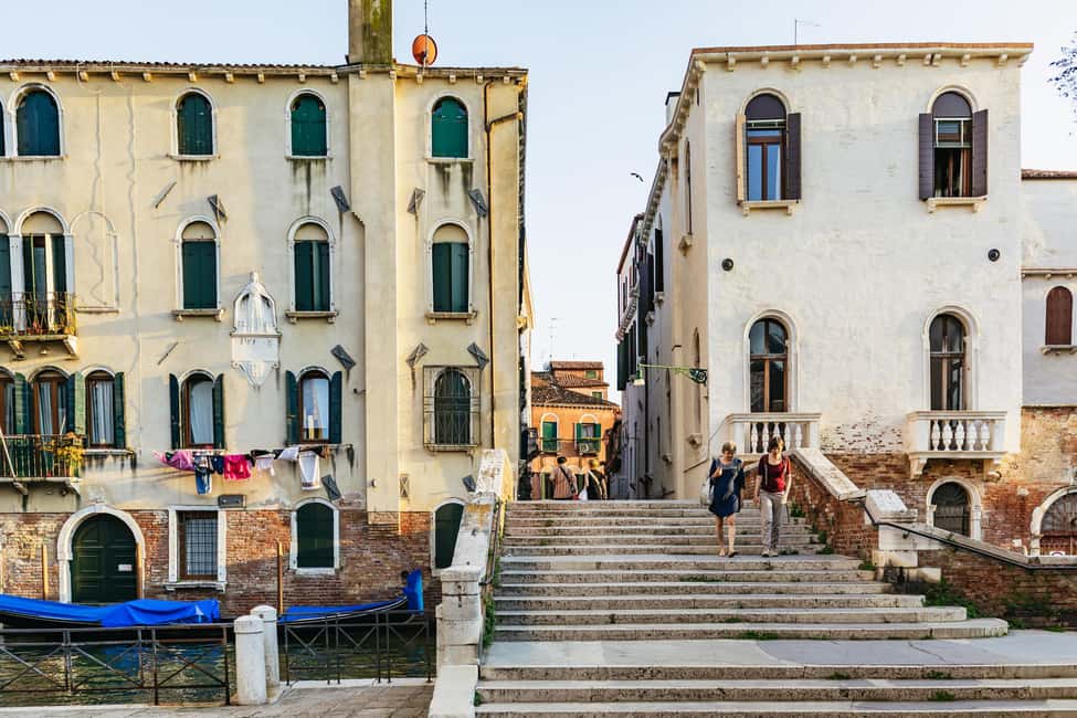Venice: Highlights and Hidden Gems Night Walking Tour - Languages and pacing: what you gain with a multi-language guide