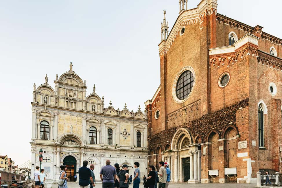 Venice: Highlights and Hidden Gems Night Walking Tour - How the guide turns dark streets into an enjoyable route