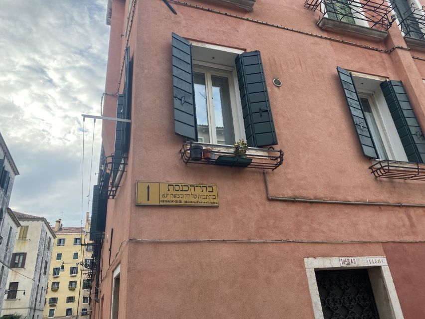 Venice: Jewish Ghetto and Cannaregio Food and Wine Tour - Eating in the direction of gondoliers: Rialto Bridge and classic Venetian dishes