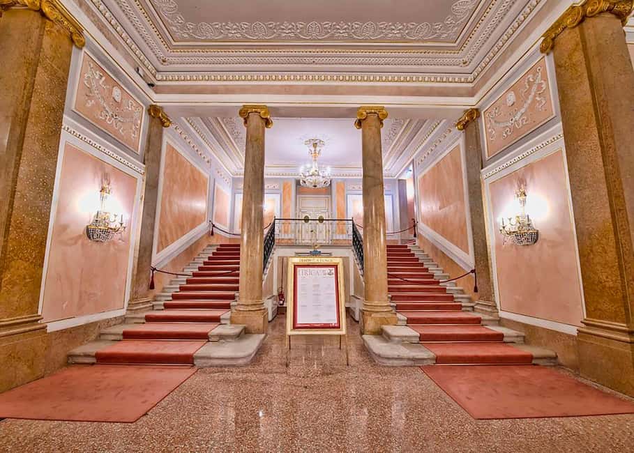Venice: La Fenice Theater Tour - The 1-hour format: what happens during the shared tour