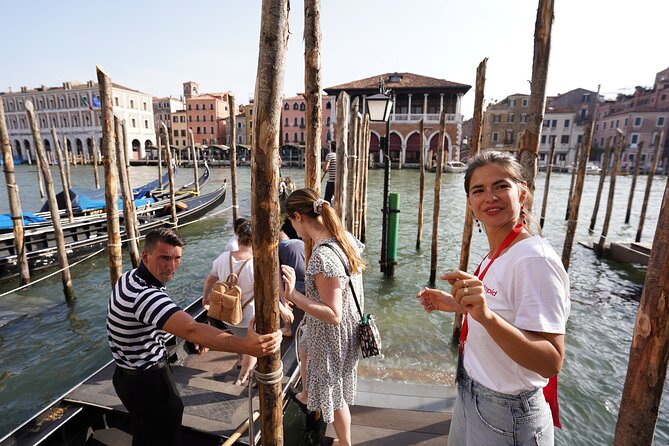 Venice Like a Local: Food, Wine & Spritz Tour with Traghetto Ride - Rialto Market Energy and the Ponte di Rialto Moment