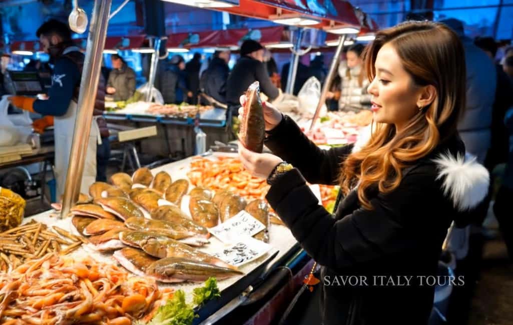 Venice: Local Fish Market With Cicchetti, Lunch, and Wine - The Rialto Fish Market lesson: what to notice and how to shop by eye