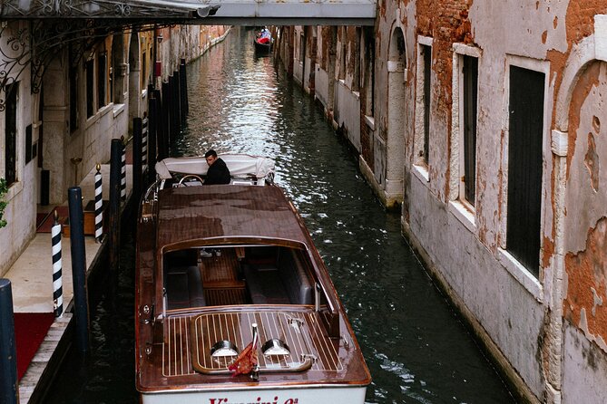Venice: Marco Polo Airport Private Transfer to Hotel by Car& Boat - Flight tracking and the “don’t charge me for airline chaos” factor