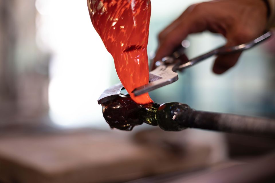Venice: Murano Glass-Blowing Demo and Workshop - Inside Vetreria Artistica Colleoni: The 15-Minute Glassblowing Moment