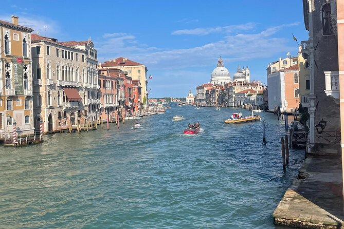 Venice Must See Attractions Walking Tour With A Guide - Campo San Bortolomio: The Square Break That Makes the Walk Feel Human