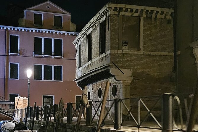 Venice Night Boat Tour from Zattere - What you get on board: drinks, language, and the no-restroom rule