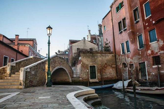Venice Off the Beaten Path: Private Tour in Venice with a Local - Movie clues and art stops: the two themes Lucia ties together