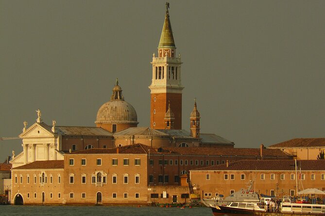 Venice Photography Walking Tour with Private Guide - Entering the narrow streets with a plan (and a pro)
