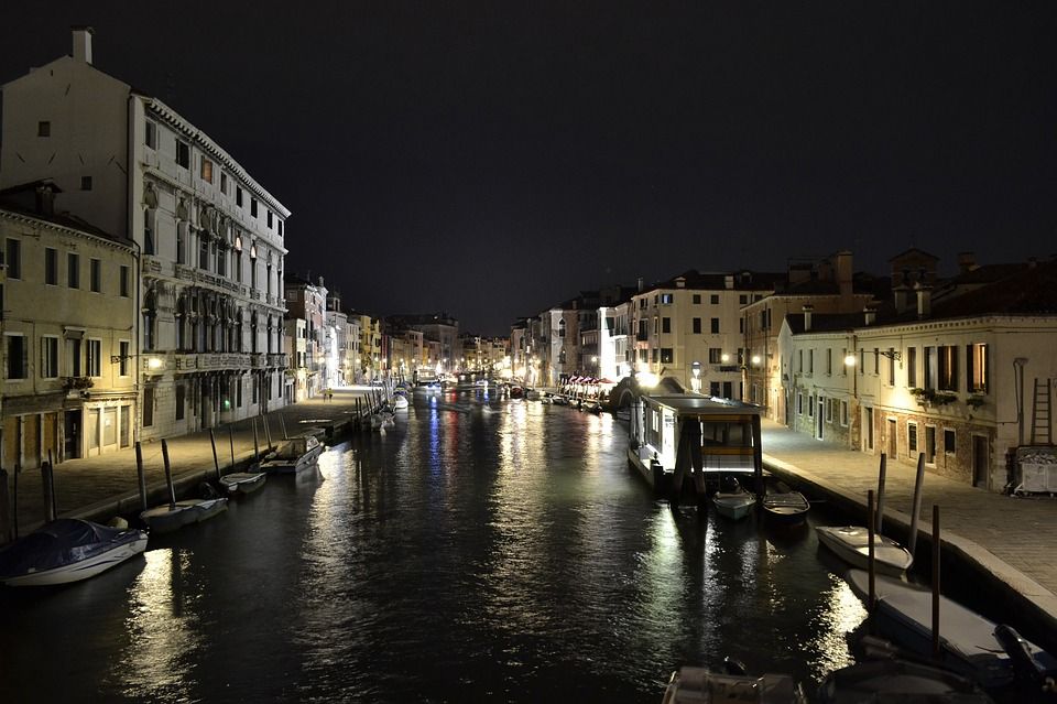 Venice: Private After Dark Tour and Gondola Ride - Ponte di Rialto: the iconic stop that works as a quick night reset