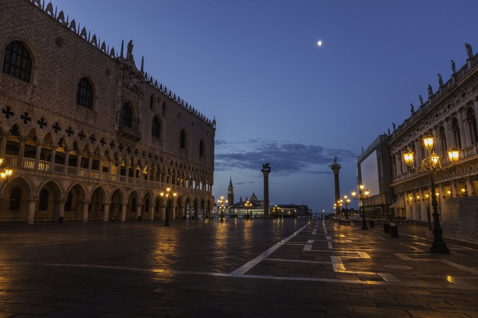 Venice: Private After Dark Tour and Gondola Ride - Meeting at Chiesa di San Giacomo di Rialto: start where the action is