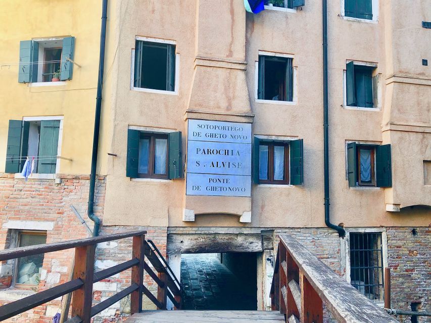Venice: Private Cannaregio and Jewish Quarter Tour - Entering the Venetian Jewish Ghetto: how the city changes when you cross the bridges